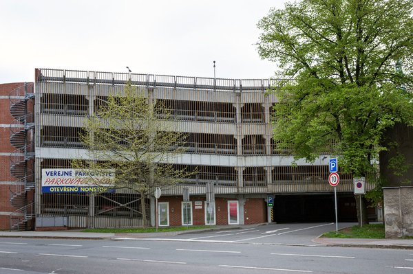 Parkovací dům na náměstí Osvoboditelů